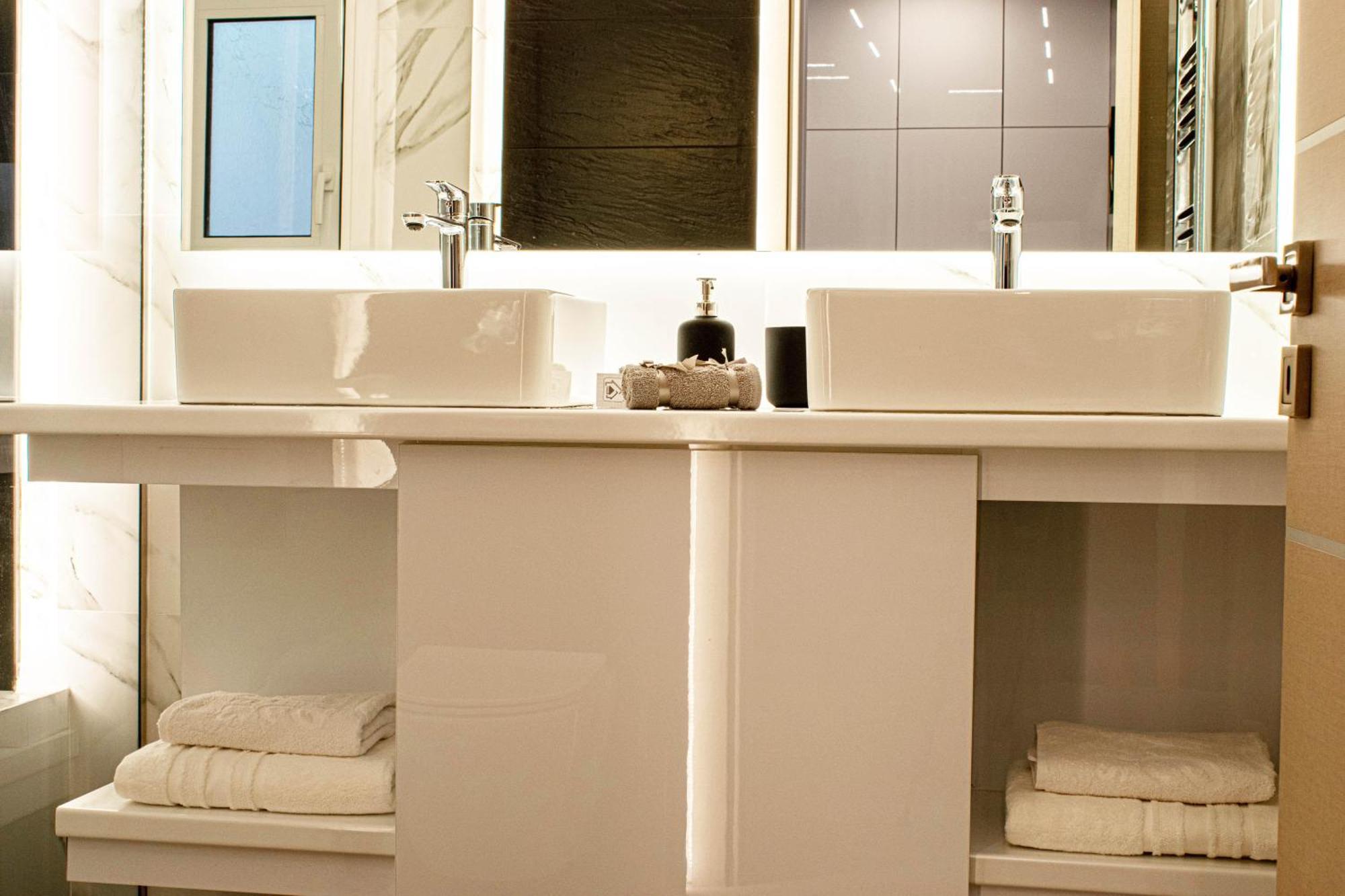 Apartment Aether - Modern & Luxe With 65 Tv By Tt
