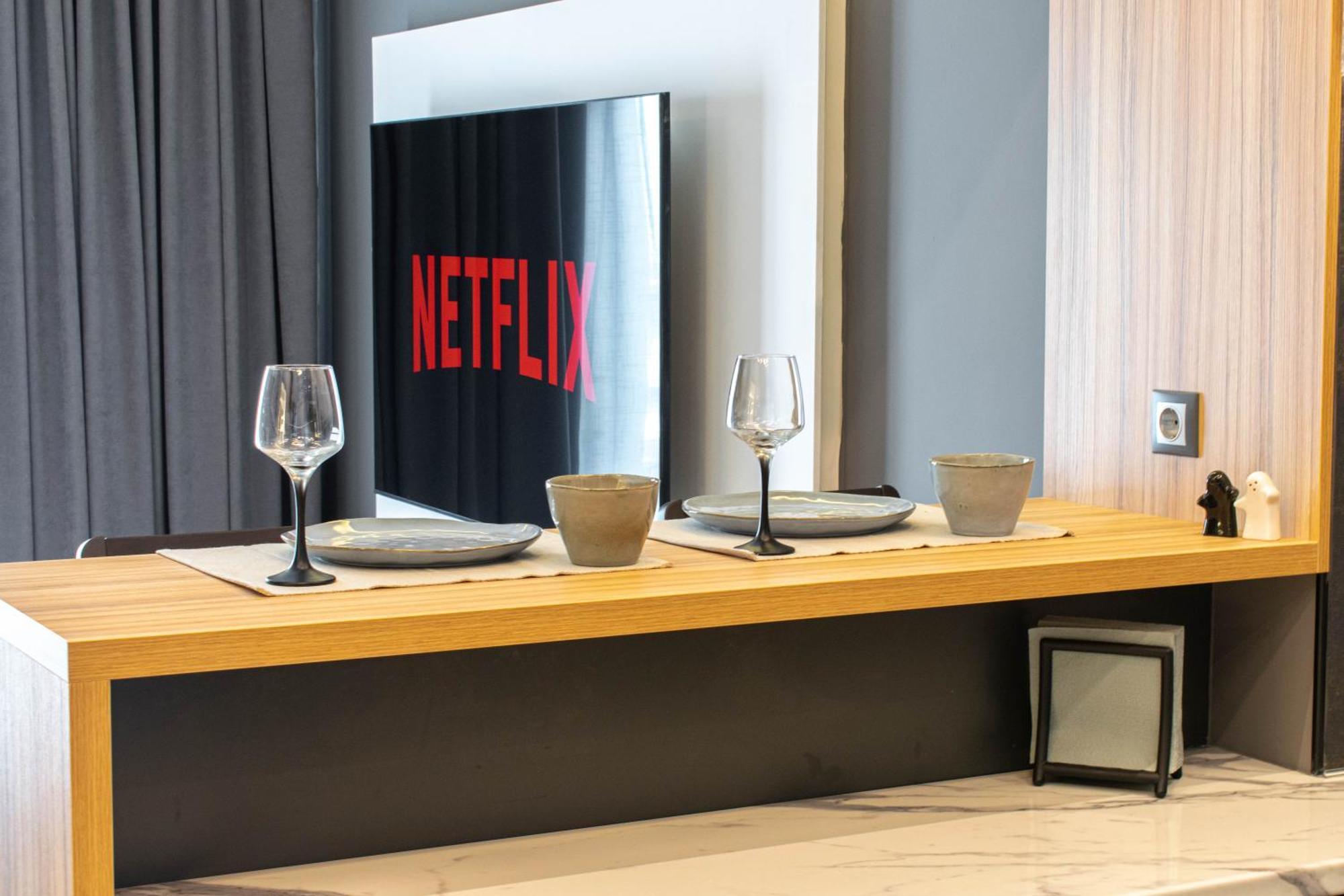 Aether - Modern & Luxe With 65 Tv By Tt *