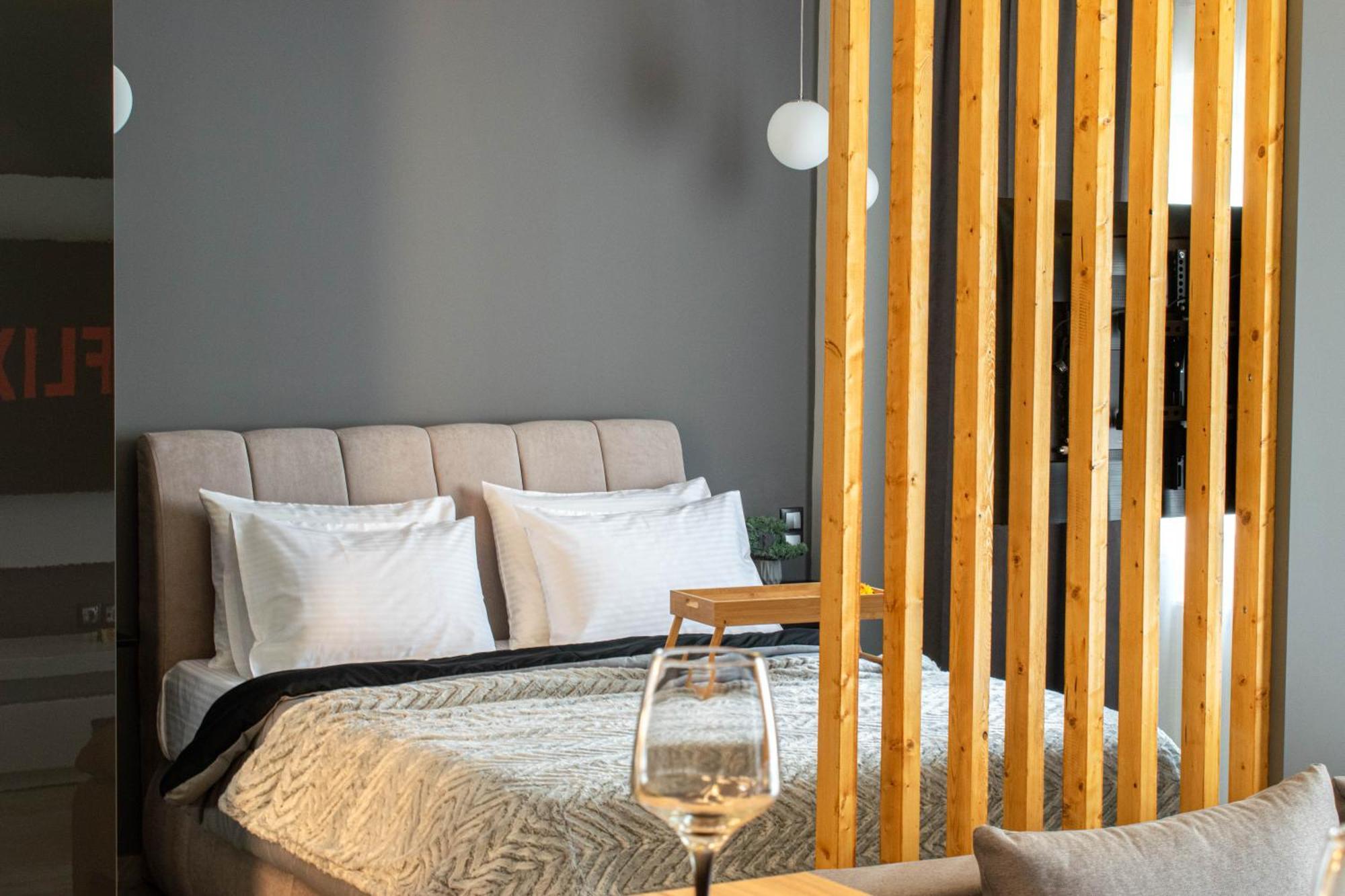 Aether - Modern & Luxe With 65 Tv By Tt *