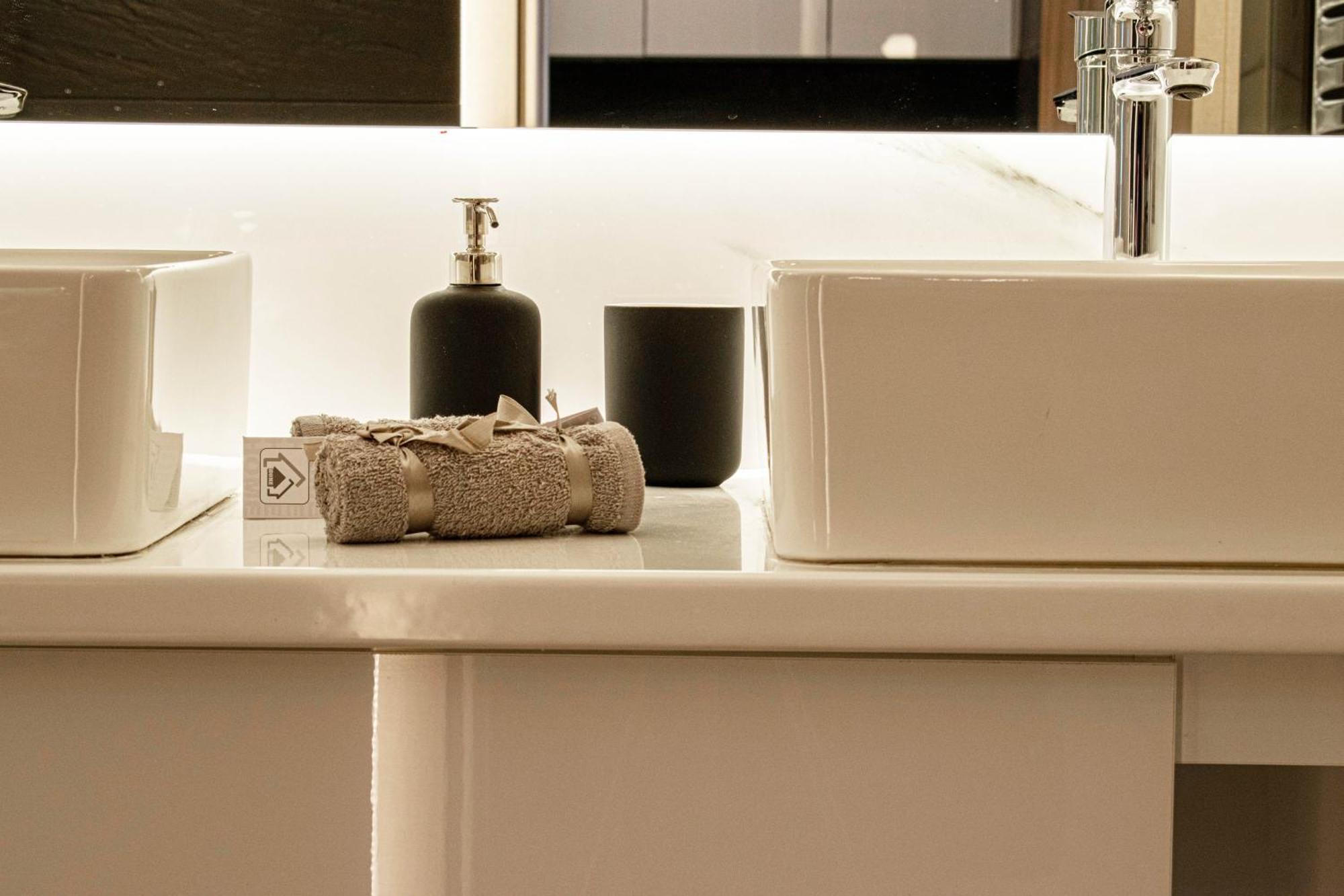Aether - Modern & Luxe With 65 Tv By Tt Apartment *