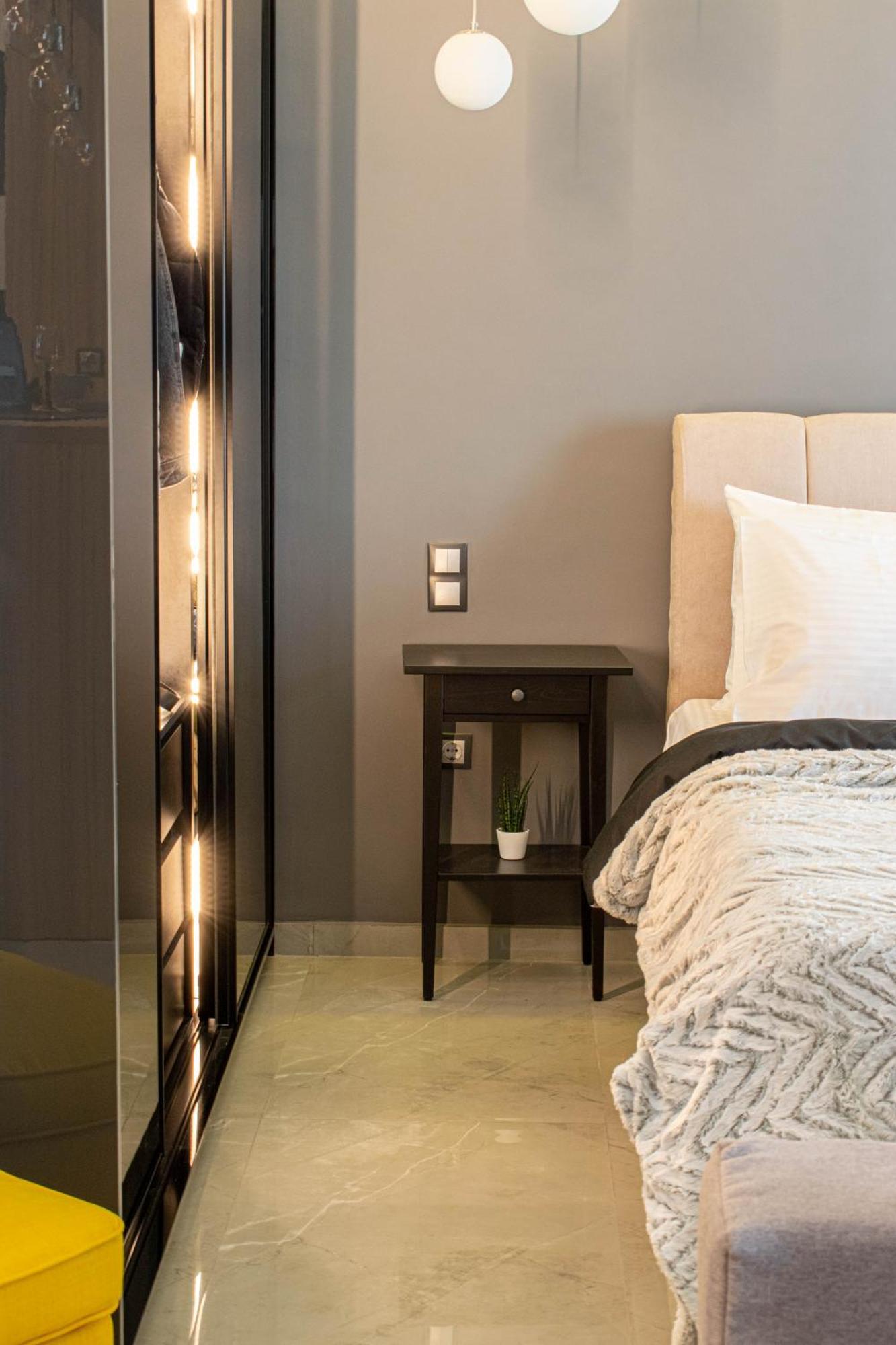 Aether - Modern & Luxe With 65 Tv By Tt Apartment